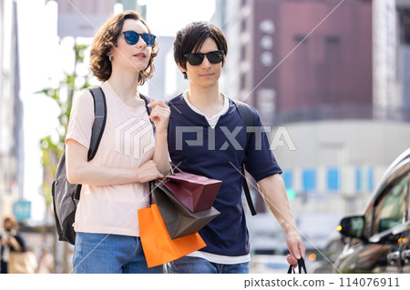 入境：外國人在東京街頭享受購物樂趣 114076911