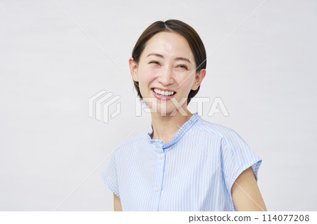 一個中年婦女的肖像白色背景 114077208