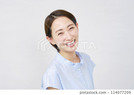 一個中年婦女的肖像白色背景 114077209