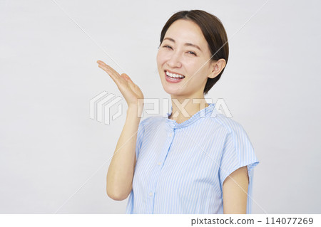 中年婦女用手掌指著左邊，白色背景 114077269