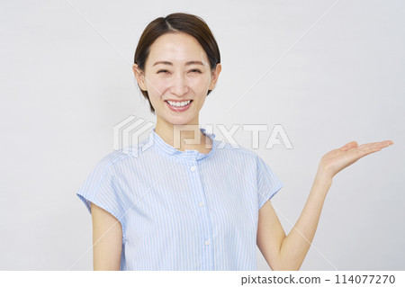 中年婦女用手掌指向右側，白色背景 114077270