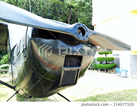 the propeller on the airplane 114077320