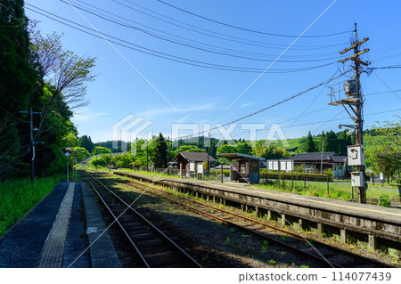 柔和的光芒映照出的九州最高高原車站波野站的風景（阿蘇市波野市） 114077439