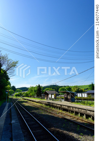 柔和的光芒映照出的九州最高高原車站波野站的風景(阿蘇市波野市) 柔和的光芒映照出的九州最高高原車站波野站的風景(阿蘇市波野市) 114077440
