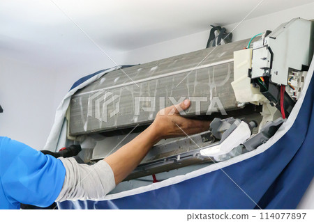 air conditioning cleaning service with water spray 114077897