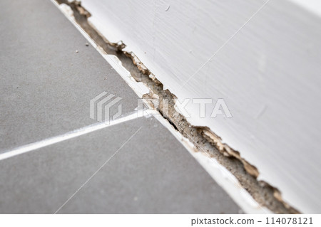 cracked concrete floor of the house 114078121