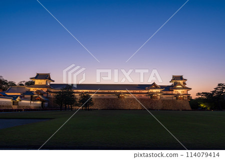 A clear blue night sky and the evening view of the Gojuken Nagaya tenement house and the lawn of Sannomaru Square in Kanazawa Castle Park | Kanazawa City, Ishikawa Prefecture 114079414