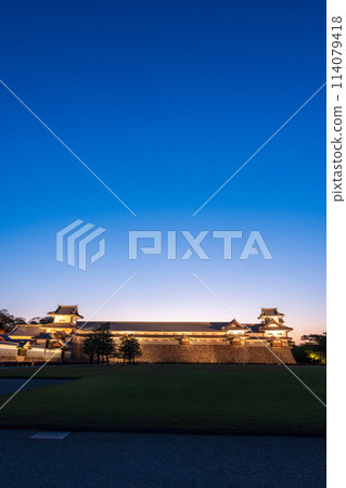 石川縣金澤市金澤城公園的三之丸廣場的夜景、清澈的藍色夜空、廣闊的草坪和 50 間的唐樓 114079418