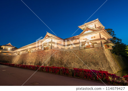 石川縣金澤市金澤城公園的清澈藍色夜空和燈火通明的菱櫓塔的夜景 114079427