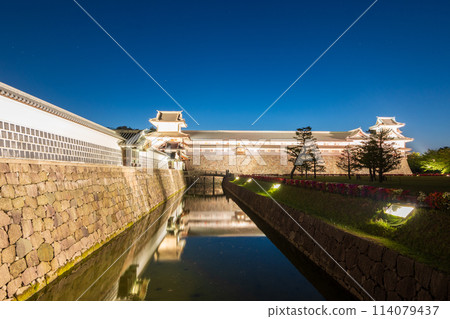 A clear blue night sky and the illuminated Gojikken Nagaya and moat in Kanazawa Castle Park | Kanazawa City, Ishikawa Prefecture 114079437