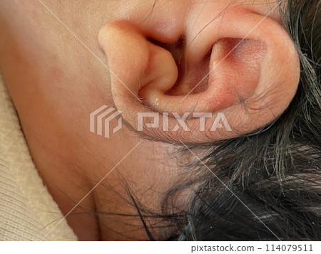Close up of baby's ear with black hair 114079511