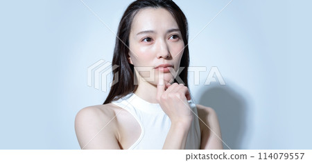 憂心忡忡、抑鬱的女性形象 114079557