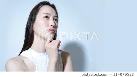 憂心忡忡、抑鬱的女性形象 114079558