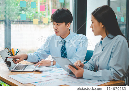 group of business people working and communicating together in the office With the charging of graphs for analysis, conceptual analysis and business planning 114079683