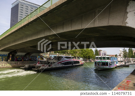 Pleasure boats on the Donaukanal canal in Vienna 114079731