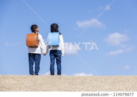 藍天和背著書包的女孩小學生 藍天和背著書包的女孩小學生 114079877