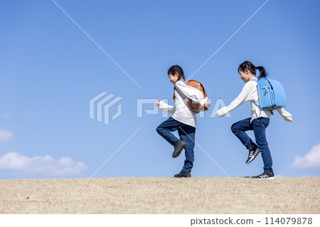 Blue sky and school bag girl Elementary school student 114079878