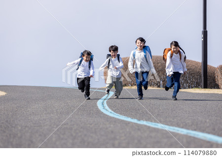 Elementary school student running away 114079880