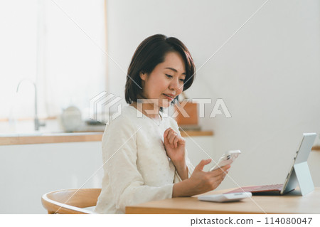 Image of a 40-something housewife who is bad with smartphones 114080047