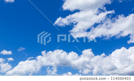盛夏深藍色的天空中飄浮著許多雲彩 盛夏深藍色的天空中飄浮著許多雲彩 114080403
