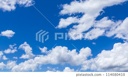 盛夏深藍色的天空中飄浮著許多雲彩 盛夏深藍色的天空中飄浮著許多雲彩 114080410