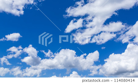 盛夏深藍色的天空中飄浮著許多雲彩 114080414