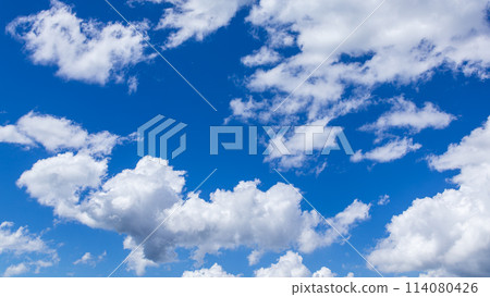 盛夏深藍色的天空中飄浮著許多雲彩 盛夏深藍色的天空中飄浮著許多雲彩 114080426