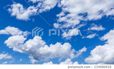 盛夏深藍色的天空中飄浮著許多雲彩 盛夏深藍色的天空中飄浮著許多雲彩 114080428