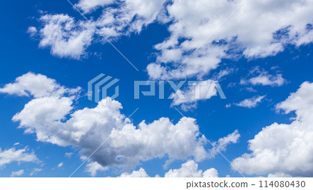 盛夏深藍色的天空中飄浮著許多雲彩 盛夏深藍色的天空中飄浮著許多雲彩 114080430