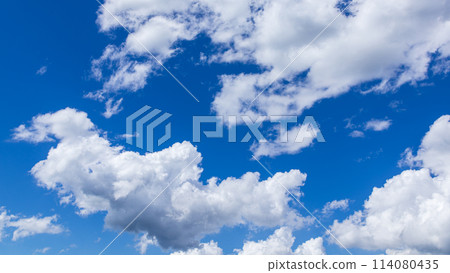 Many clouds flowing in the deep blue sky of midsummer 114080435