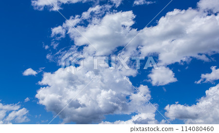 盛夏深藍色的天空中飄浮著許多雲彩 盛夏深藍色的天空中飄浮著許多雲彩 114080460