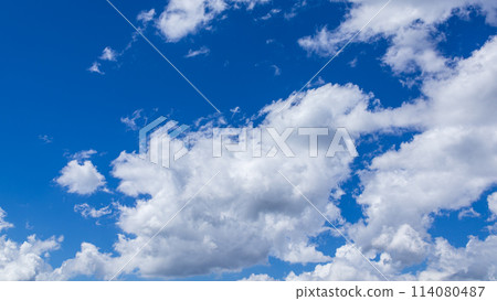 Many clouds flowing in the deep blue sky of midsummer 114080487