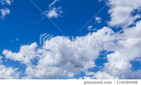 盛夏深藍色的天空中飄浮著許多雲彩 盛夏深藍色的天空中飄浮著許多雲彩 114080496