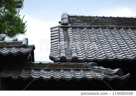 Tile roof of Japanese house 114080589