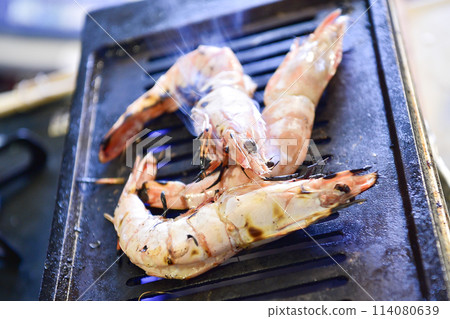 Head-on shrimp, wild caught 114080639