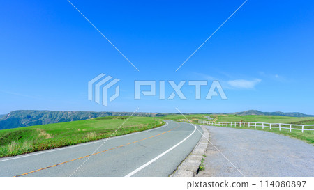 清澈的藍天和雲彩（阿蘇大觀峰/牛奶之路風景）（從阿蘇牛奶路看到的戶外風景） 114080897