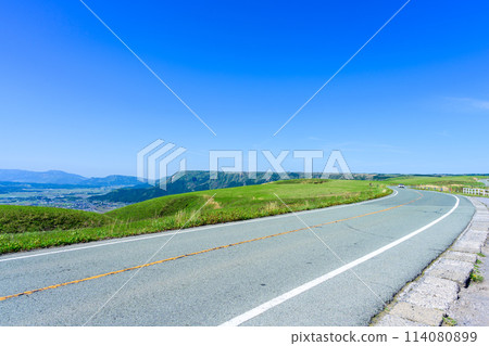 Bright blue sky and clouds (Aso Daikanbo Milk Road scenery) (A view of the natural beauty of the Aso Milk Road) Bright blue sky and clouds (Aso Daikanbo Milk Road scenery) (A view of the natural beauty of the Aso Milk Road) 114080899