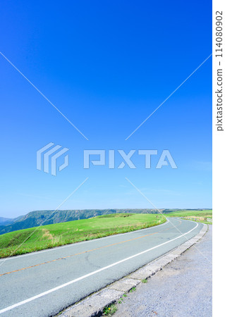 Bright blue sky and clouds (Aso Daikanbo Milk Road scenery) (A view of the natural beauty of the Aso Milk Road) 114080902
