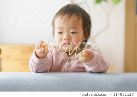 Baby playing on the couch Baby playing on the couch 114081127