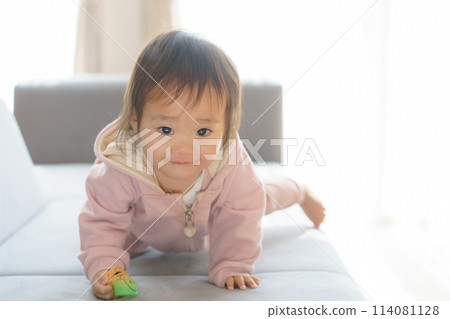 嬰兒在沙發上玩 嬰兒在沙發上玩 114081128