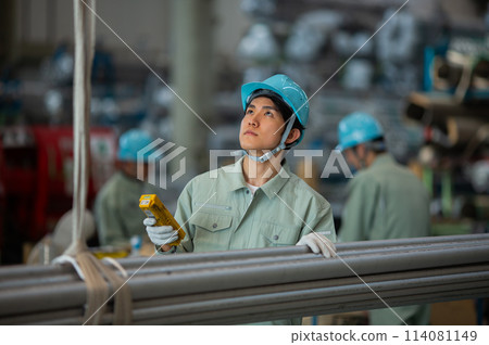 倉庫工人年輕男性 114081149