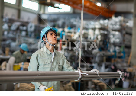 倉庫工人年輕男性 114081158