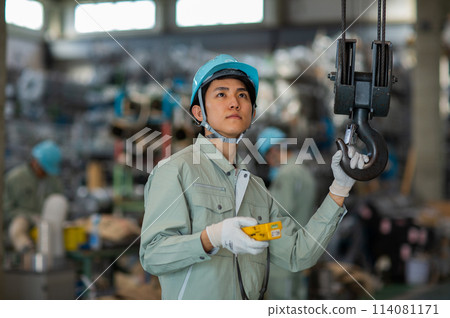 倉庫工人年輕男性 114081171