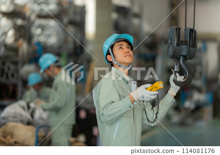 Warehouse worker, young man Warehouse worker, young man 114081176