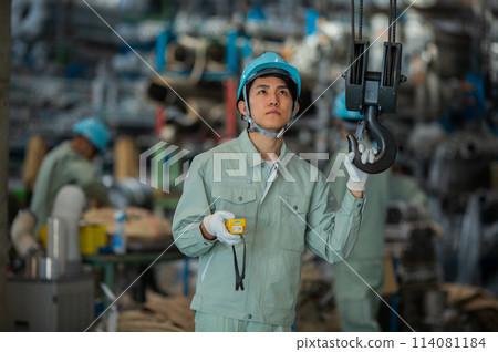 倉庫工人年輕男性 114081184