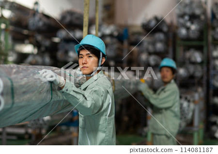 倉庫工人年輕男性 114081187
