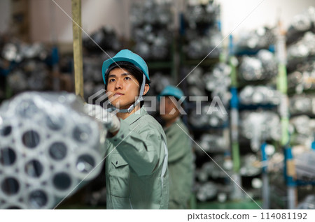 倉庫工人年輕男性 114081192