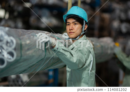 倉庫工人年輕男性 114081202