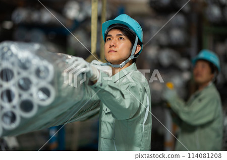 倉庫工人年輕男性 114081208