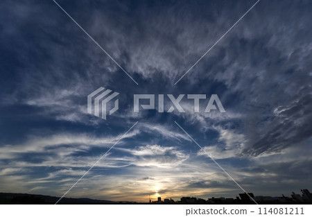 清新的早晨天空，有各種雲彩/夏季/超廣角/天空為主/230828am 114081211